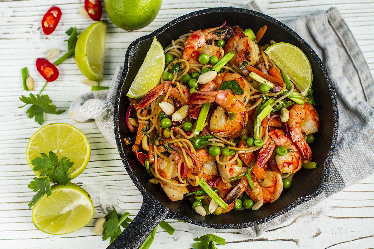 Яичная лапша Куала-Лумпур с креветками и овощами