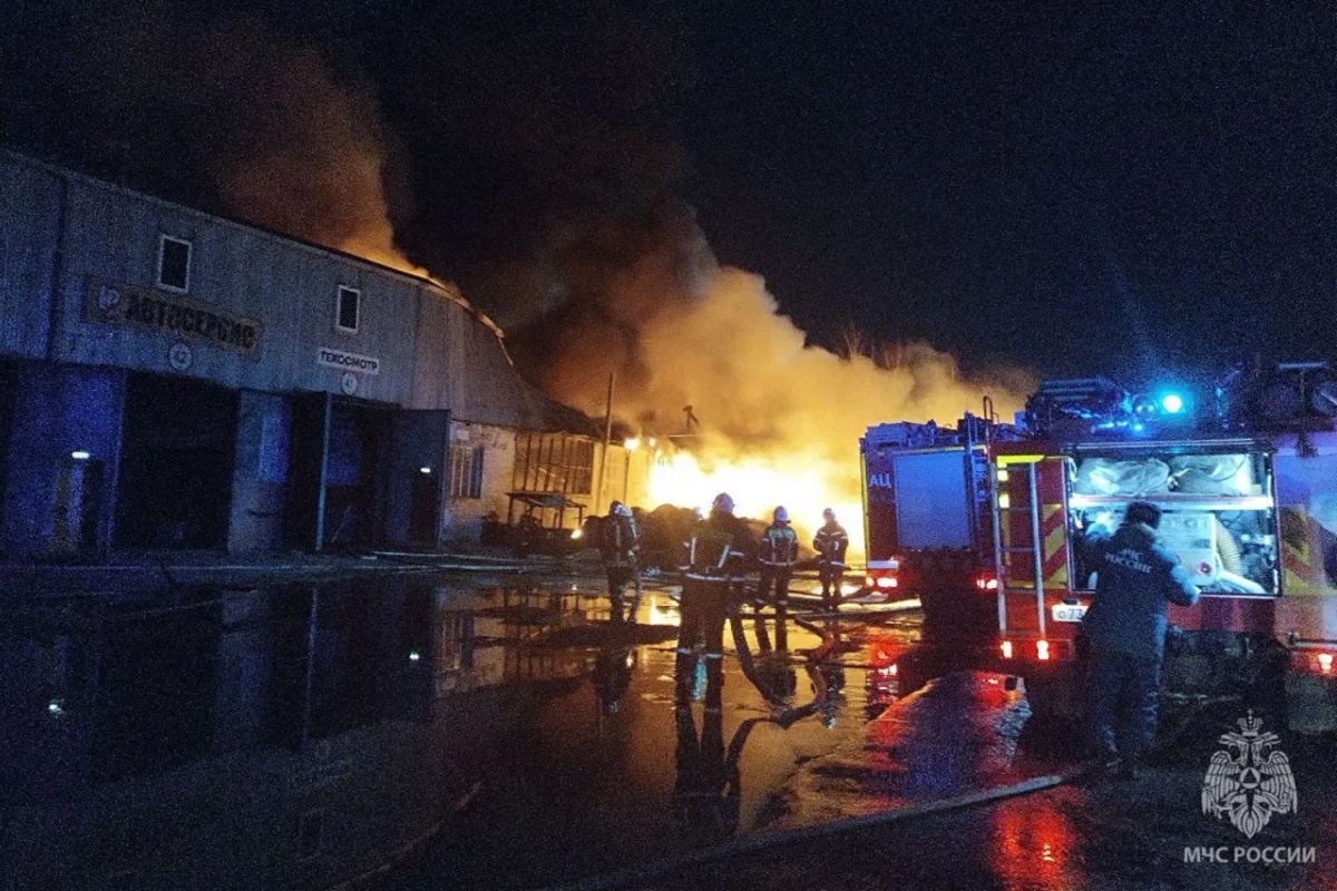    На улице Федосеенко загорелась резина на открытой площадке и здание автосервиса