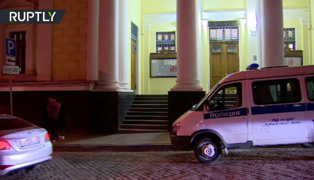 Полиция у здания Московской хоральоной синагоги вечером 20 марта 2026 года. Кадр из видео