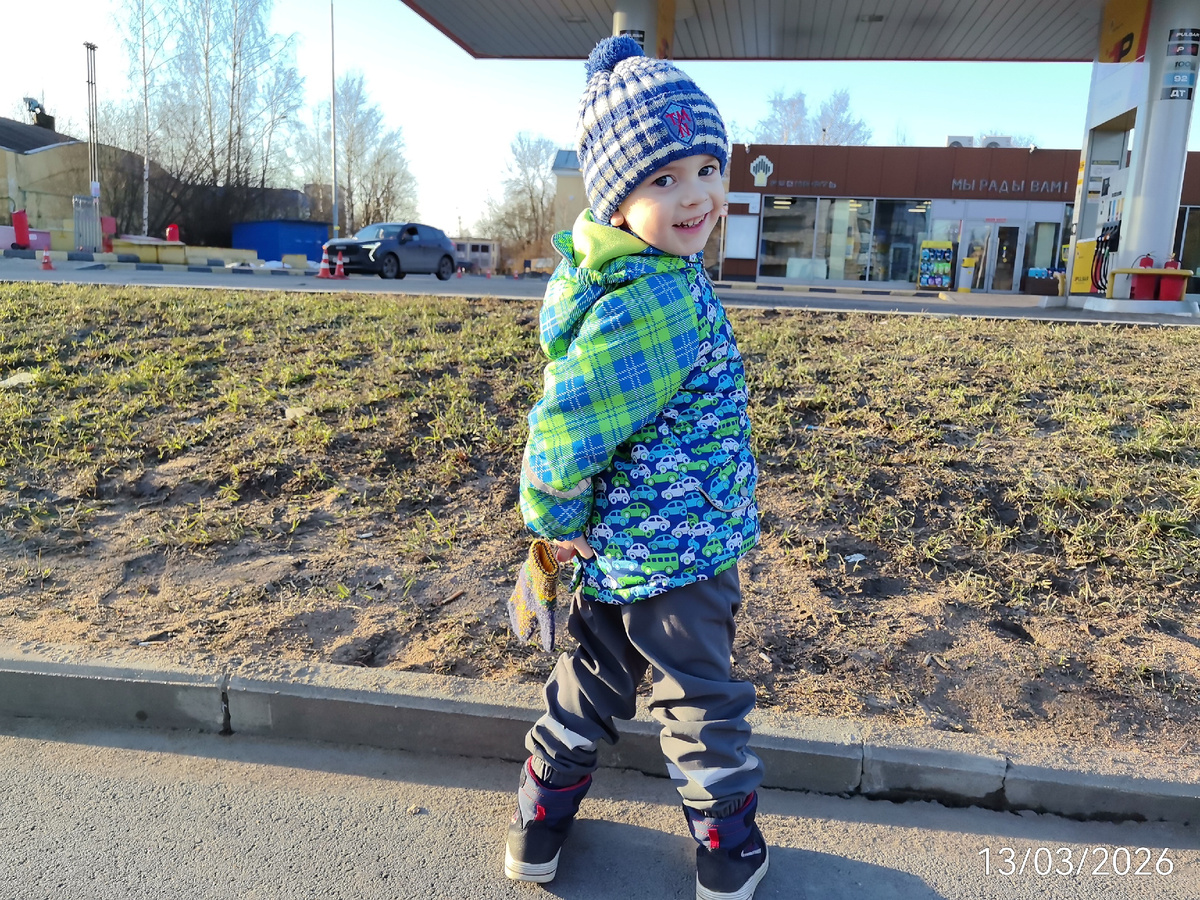 Весёлый человек отказывается идти за руку. Прячет руки за спину. 