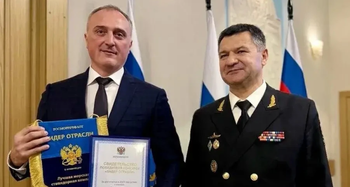 Руководство порта «Остерра» с отраслевыми наградами / фото: канал Дмитрия Демешина в Мах