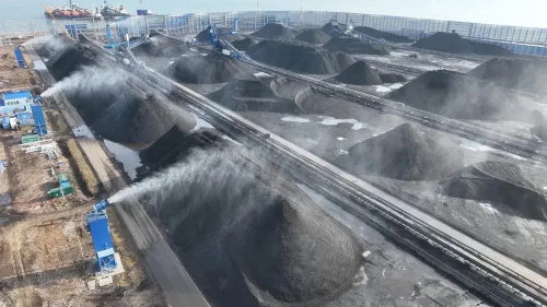 Уголь в порту готовят к погрузке на океанские пароходы / фото: канал Дмитрия Демешина в Мах