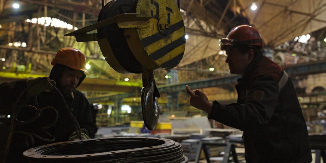 Мастер посмотрел в окно, а очереди за забором не было. Заводское рабство закончилось: зумеры не дураки