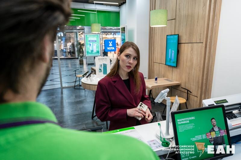    Фото в материале ЕАН. Евгения в салоне связи