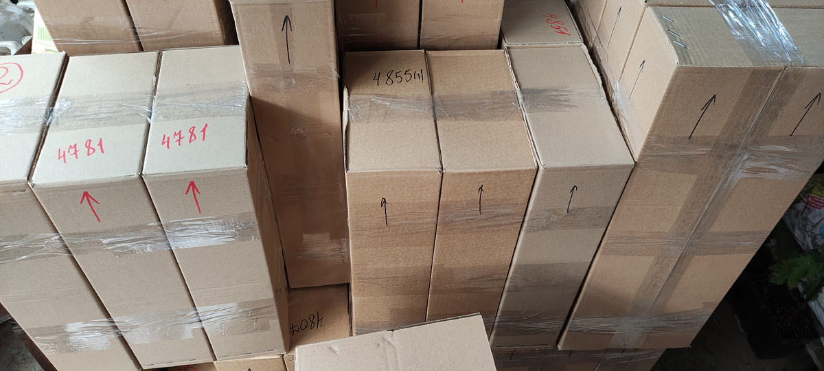 Коробки и коробочки с саженцами готовятся к отправке. Еще нужно сделать наклейки, проделать "дырочки", чтобы саженцы "дышали", наклеить транспортные накладные. Коробки и коробочки с саженцами готовятся к отправке. Еще нужно сделать наклейки, проделать «дырочки», чтобы саженцы «дышали», наклеить транспортные накладные и в путь. Фото сделанно в 2025 г., сейчас доставка еще не началась.