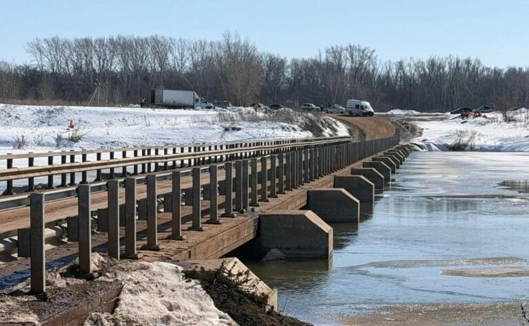    В Илекском районе из-за паводка закрыли мост через Урал Оренбуржье