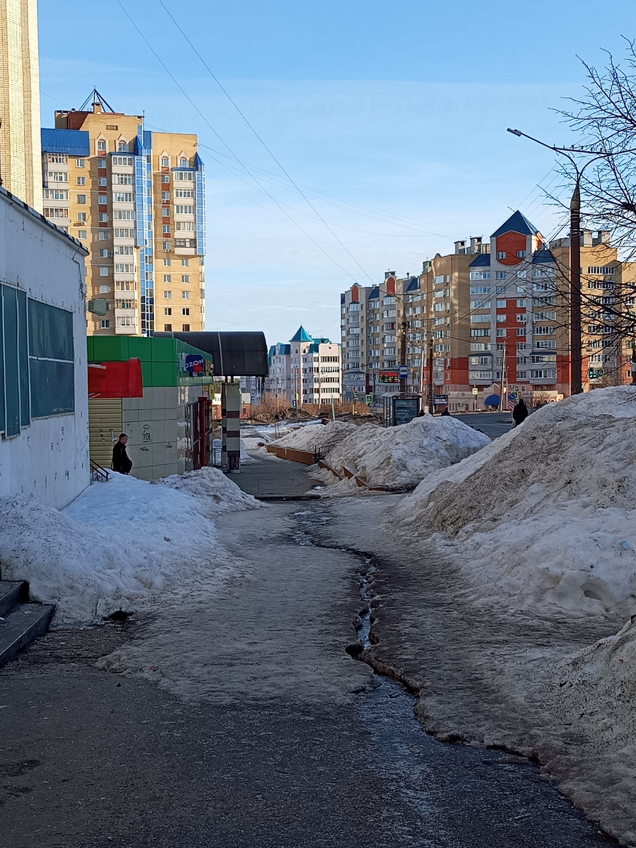 Вот такие горы, но с каждым днем все суше, солнышко делает свое дело