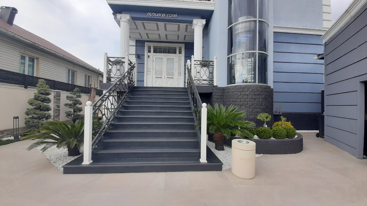 Вход в отель