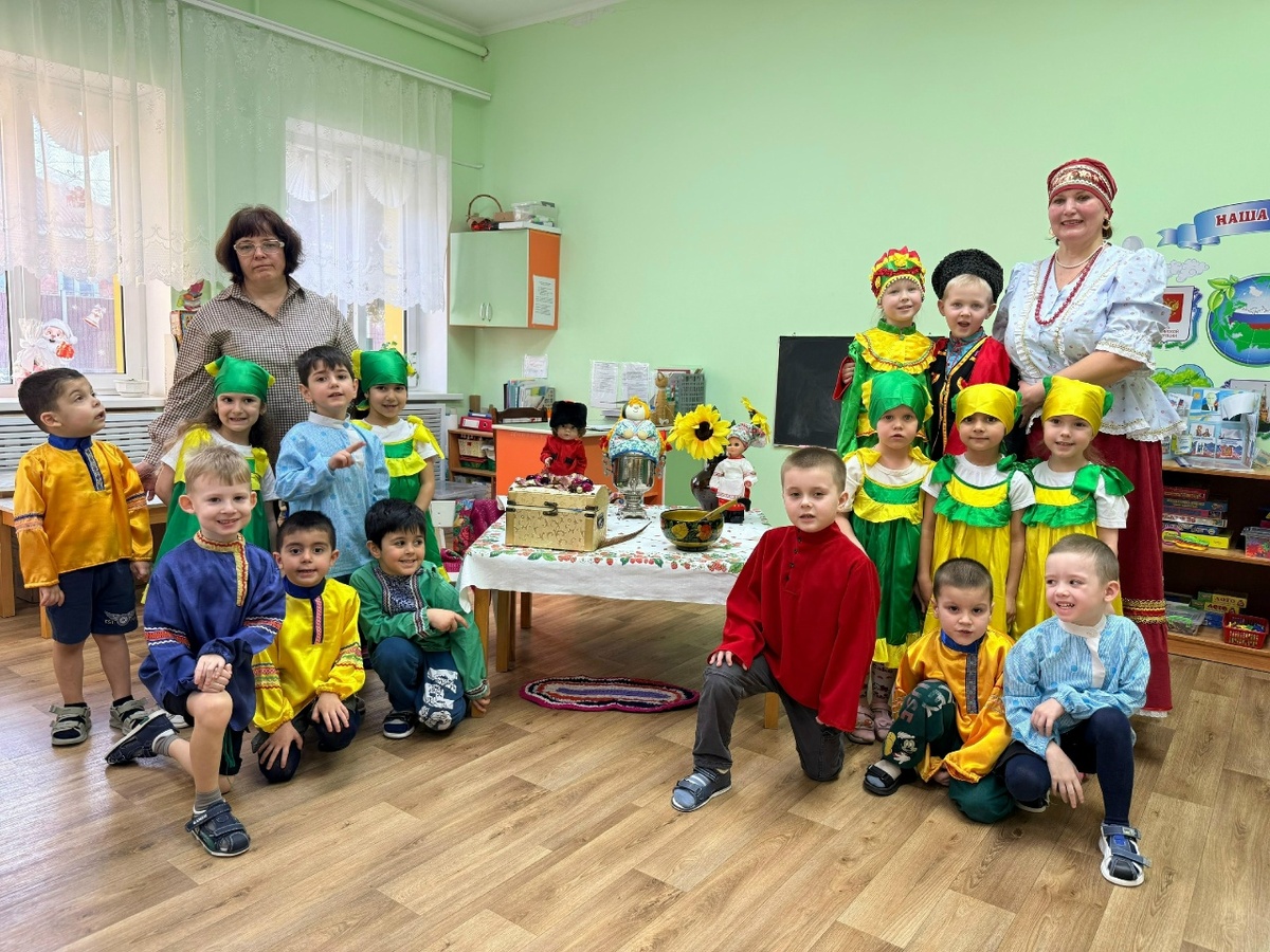 Воспитанники детского сада с радостью встретили сказочницу тетю Галю (фото Ирины Иванченко).