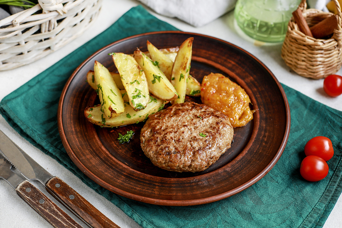 Плескавица из утки с печеным картофелем и манговым чатни