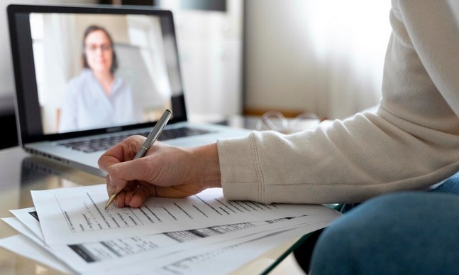 Можно вернуться к уроку хоть 10 раз — пауза на сложный момент, перемотка на кейс. 