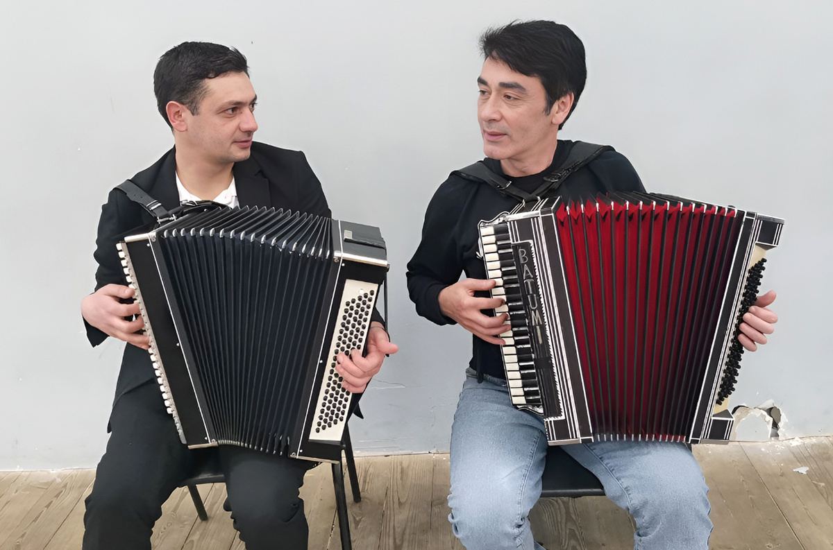 Гармонисты Ахмат Батчаев (справа) и Тамерлан Узденов работают всегда на позитиве