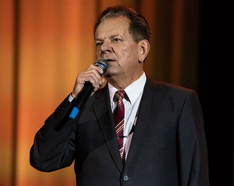    Виталий Псарев был известным певцомКадр из видео