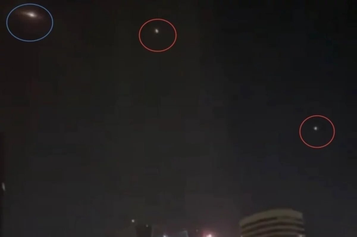    Синяя - ракета Ирана, красные - ракеты Израиля