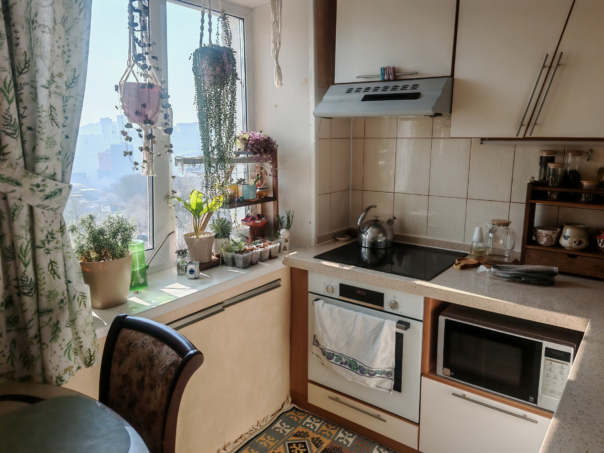 В целом места достаточно, но вдвоем тремся булочками