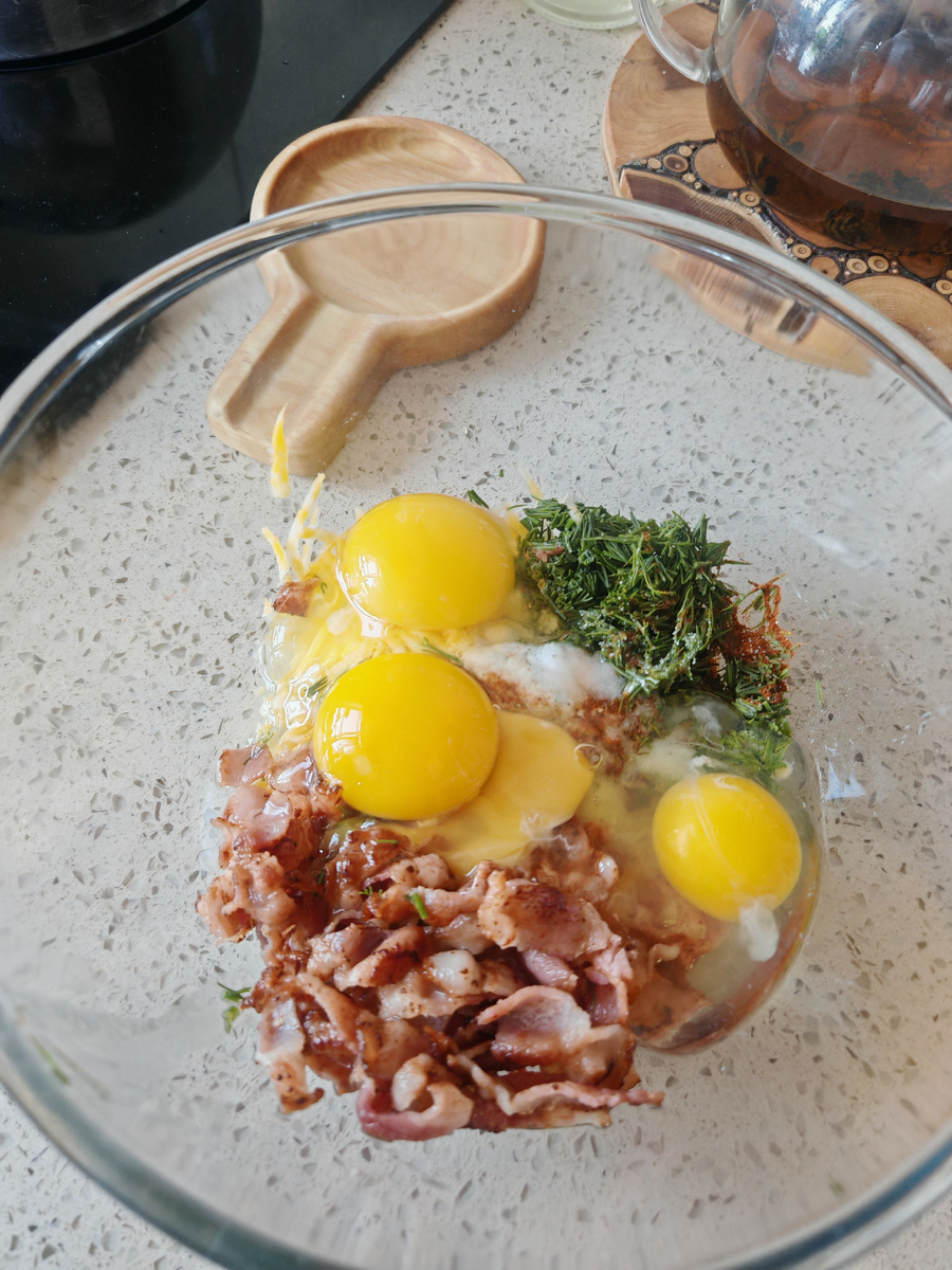 Здесь все: Никита.. Ой. Укроп, яйца, бекон, сыр.