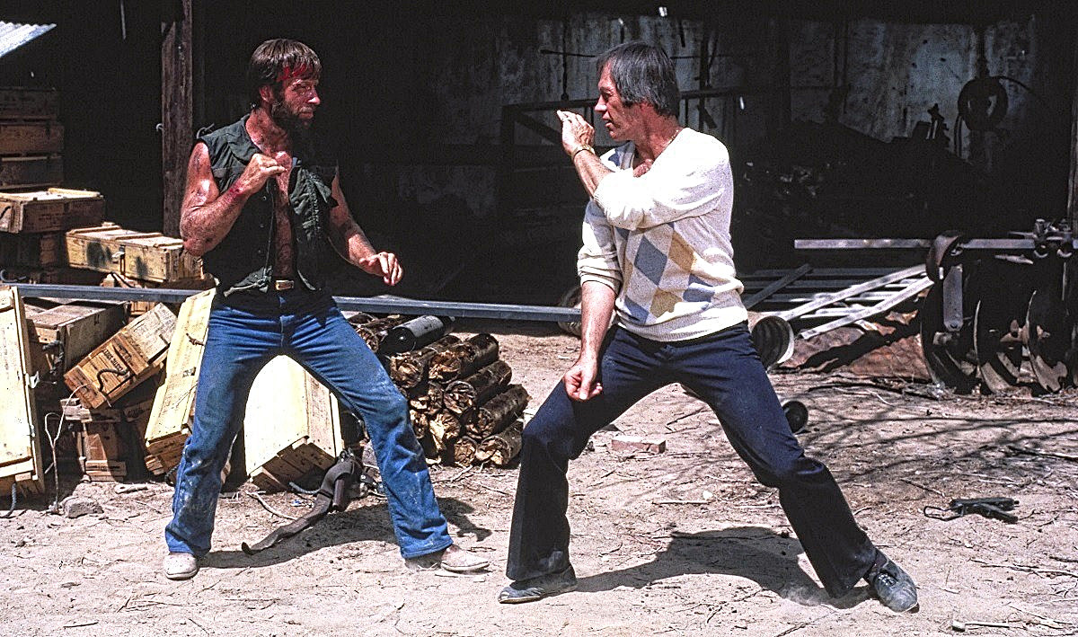 Чак Норрис "убивает Билла" (Дэвид Кэррадайн) за 21 год до Умы Турман.