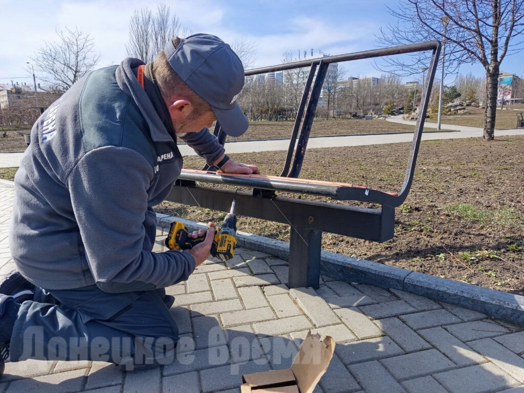 В сквере у «Донбасс Арены» меняют лавочки /Фото: Давид Худжец
