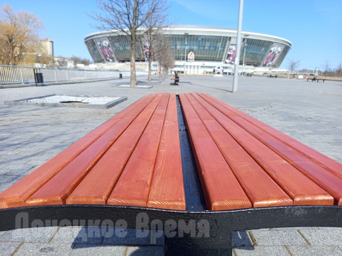 В сквере у «Донбасс Арены» меняют лавочки /Фото: Давид Худжец