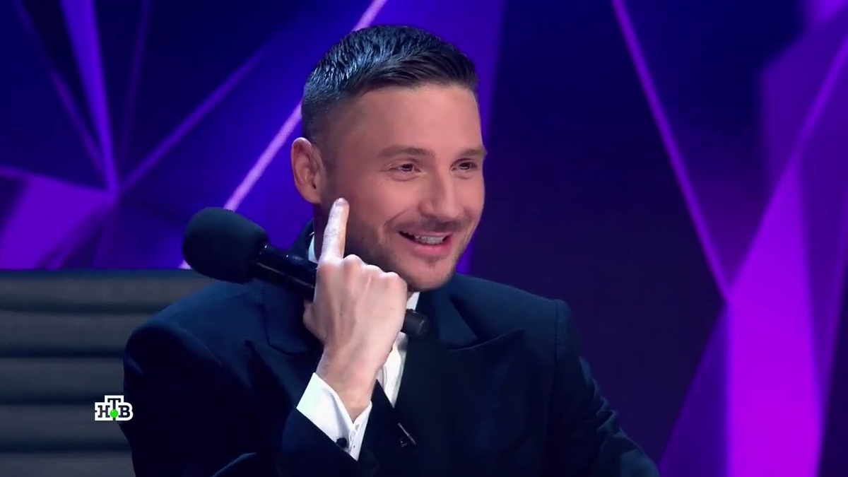 Кадр из шоу "Маска". Телеканал НТВ. Сергей Лазарев всегда подходит к процессу разгадывания масок обстоятельно и очень ответственно.