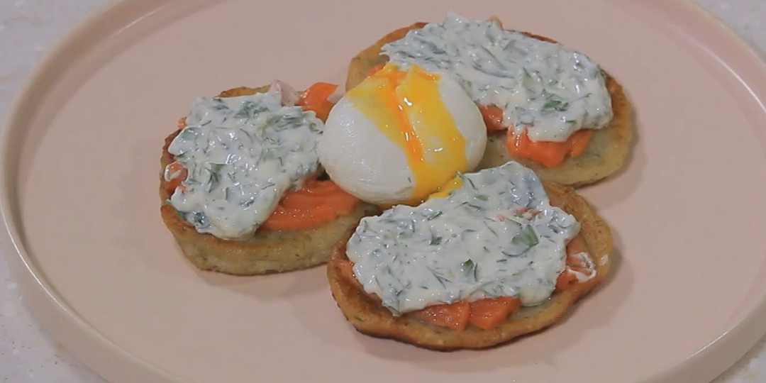 Драники с лососем и яйцом пашот: простой рецепт сытного завтрака