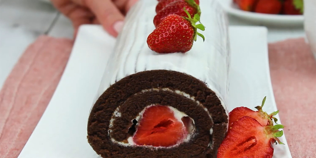 Кулинарный блогер поделилась рецептом нежного шоколадного рулета с ягодами