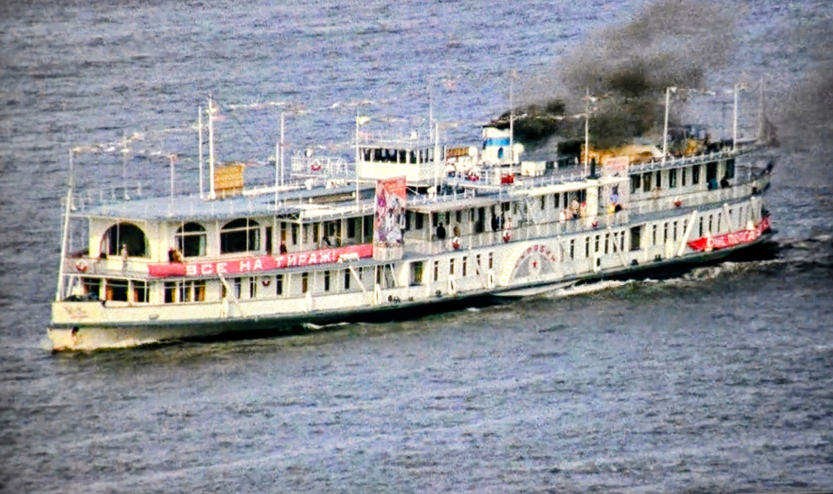 Спецрейс парохода — кадр из фильма «12 стульев». Скриншот автора.