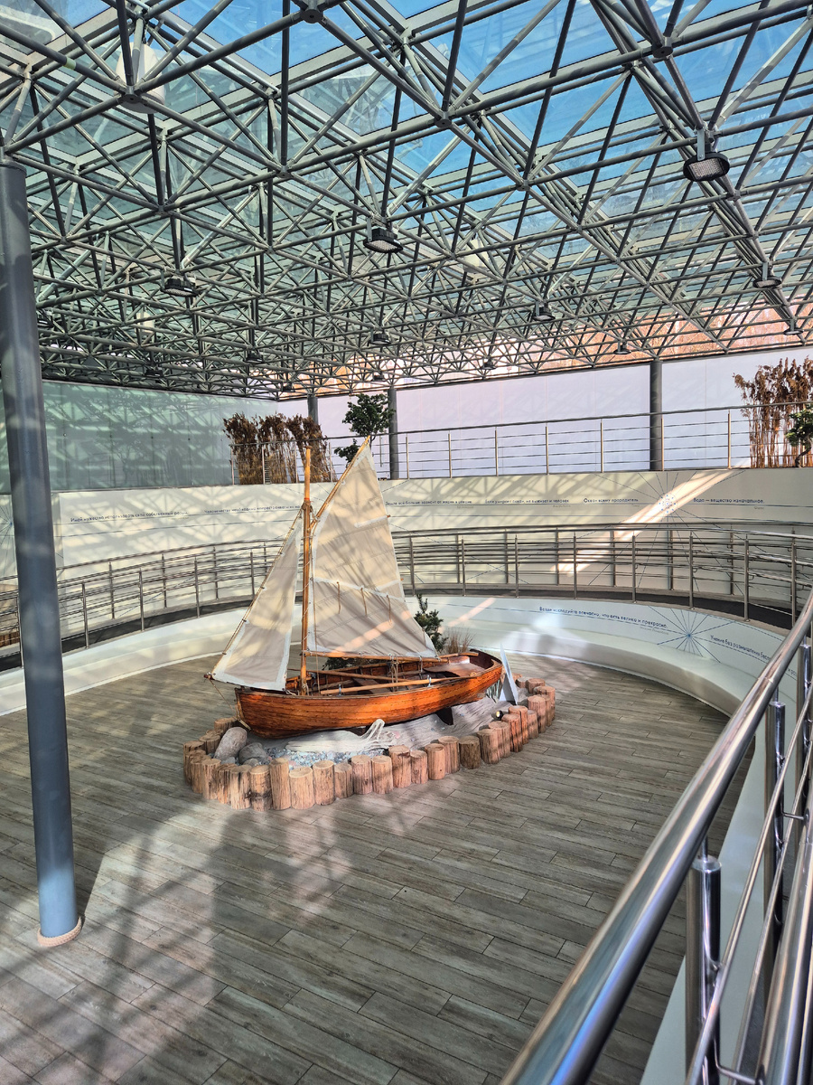 Немецкая парусная лодка при входе в музей