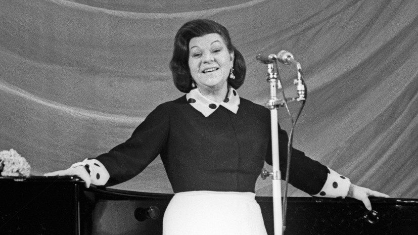     Клавдия Ивановна Шульженко родилась 24 марта (11 марта по старому стилю) 1906 года в Харькове в семье бухгалтера Главного управления железной дороги. Однако отец был очень творческим человеком: играл на духовых инструментах, прекрасно пел и состоял в ансамбле художественной самодеятельности РИА Новости