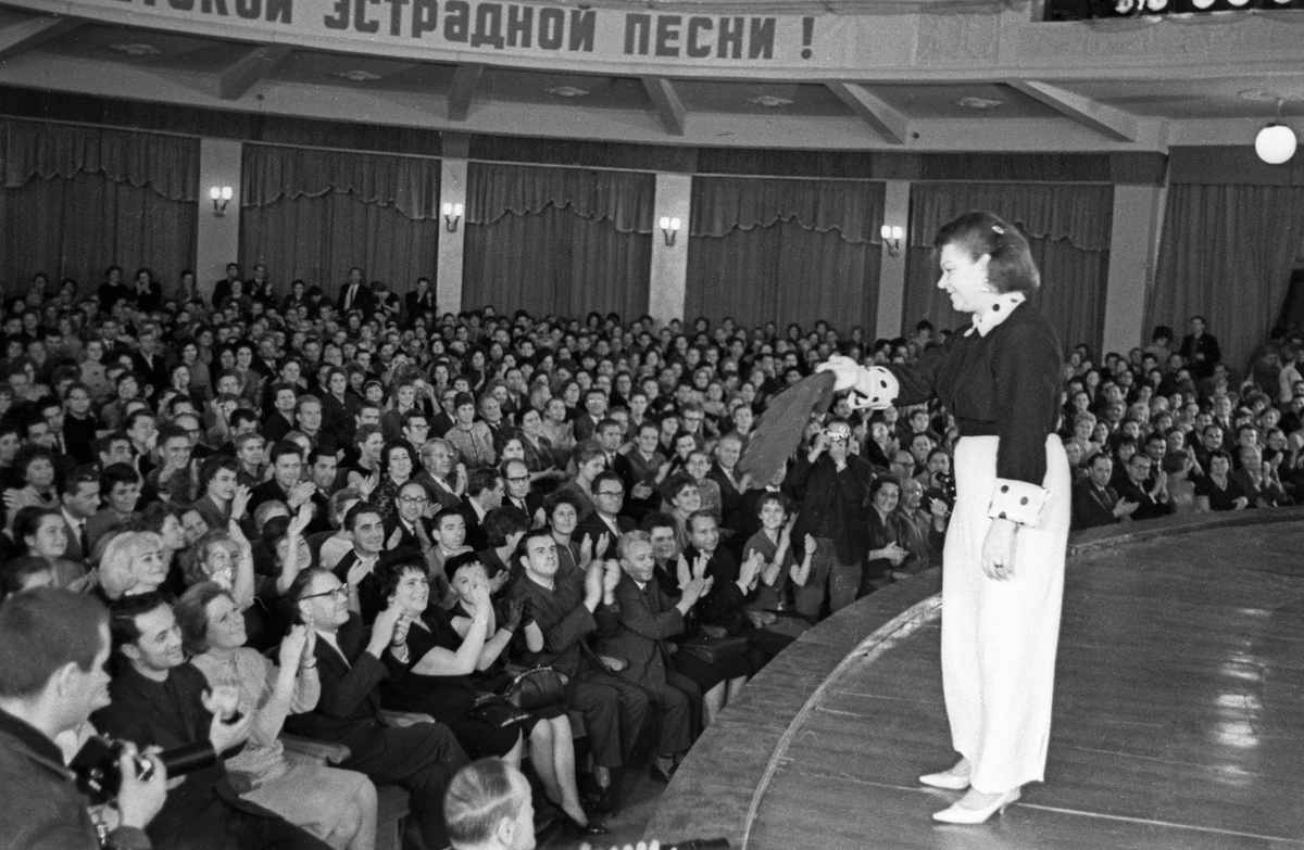    Впоследствии песенные номера Клавдия Шульженко всегда сопровождала актёрской игрой, создавая на сцене определённый образ / РИА Новости