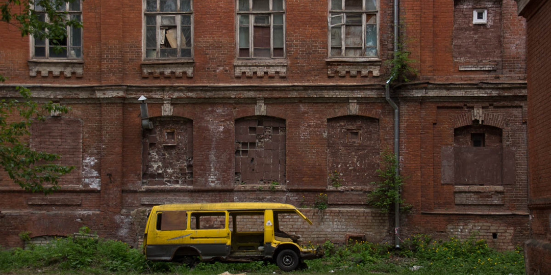 Произошло обрушение части стены одной из Морозовских казарм