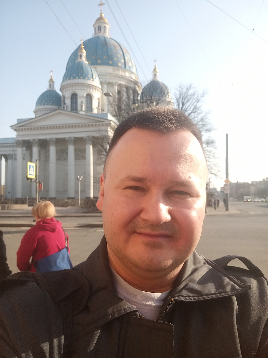 Я у Троицкого собора в Санкт-Петербурге