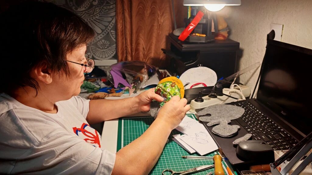 Светлана за работой долгими зимними вечерами