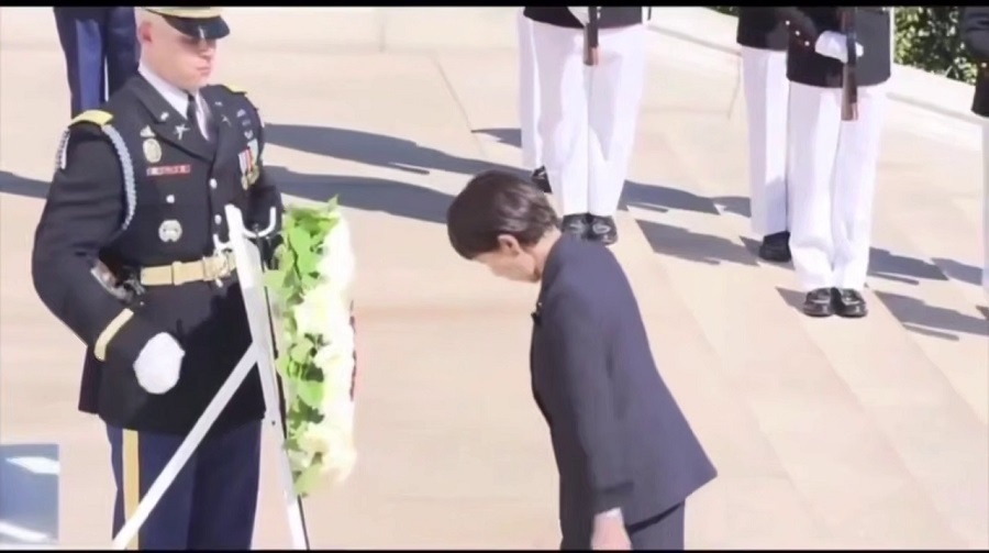 "Это надо так прогнуться. Уму непостижимо": Премьер-министр Японии почтила память... убийцы своего народа