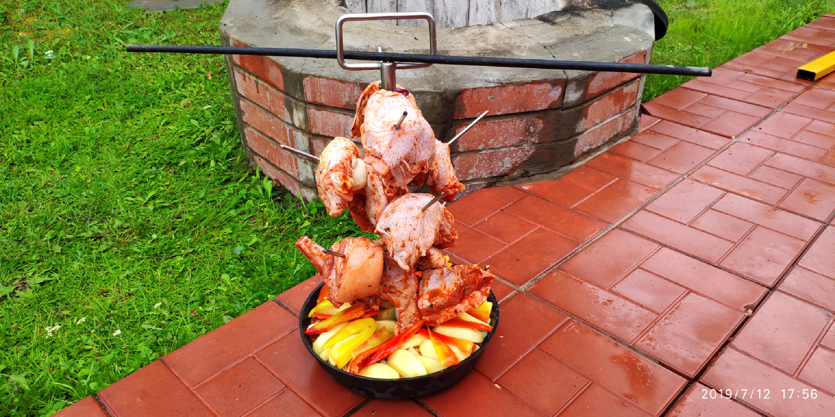 Елочка с куриными бедрами и картофелем.