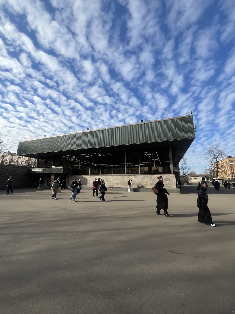Наземный вестибюль станции метро "Лесная". Фото автора.