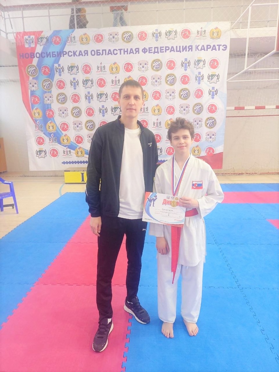 Старый внук Артём и его молодой тренер)