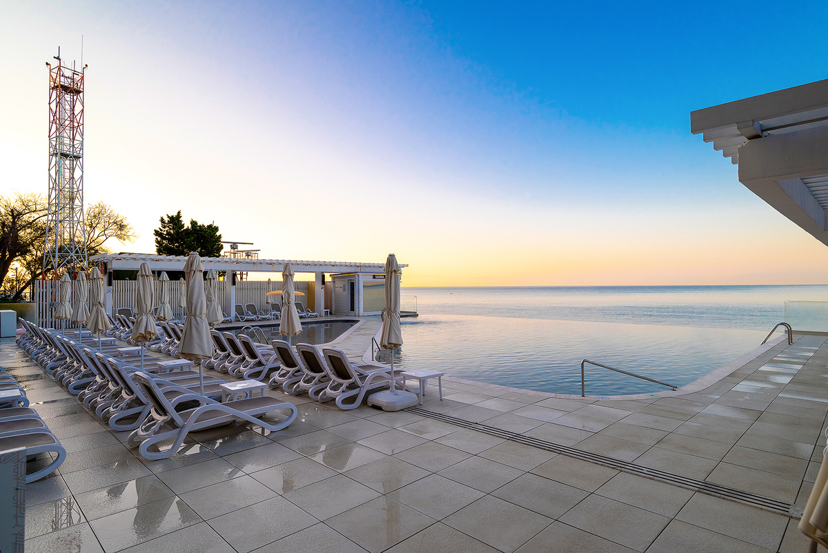 Основной инфинити бассейн с панорамной сауной на берегу моря. Круглогодично 33+