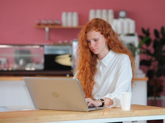    Девушка работает за компьютером //Фото предоставлено пресс-службой ДГТУ