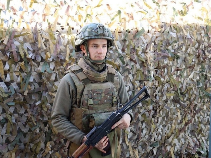 
«Ронин» учился на автомеханика, но судьба сложилась так, что он еще до СВО стал взрывотехником. / фото Амира Мингалиева «Российская газета»