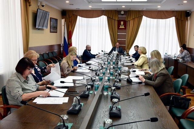 Депутаты рассмотрели отчет уполномоченной по правам ребенка в Тверской области