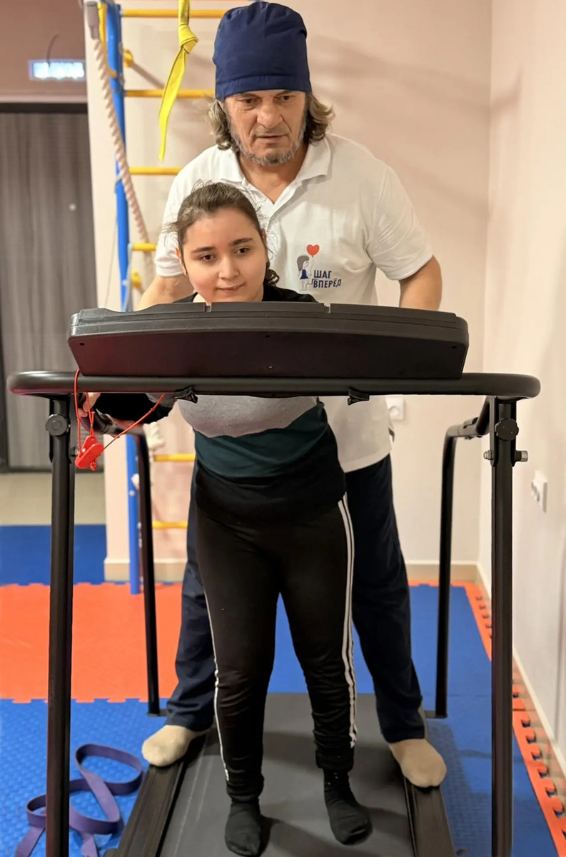 Сагид Батчаев проводит занятие с подопечной центра