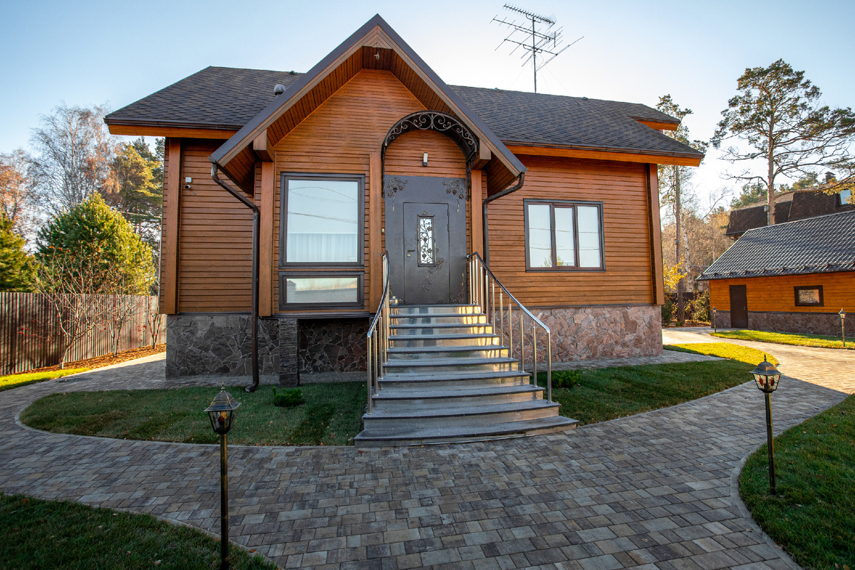 Облагораживание частного дома: укладка тротуарной плитки, рулонного газона, установка освещения