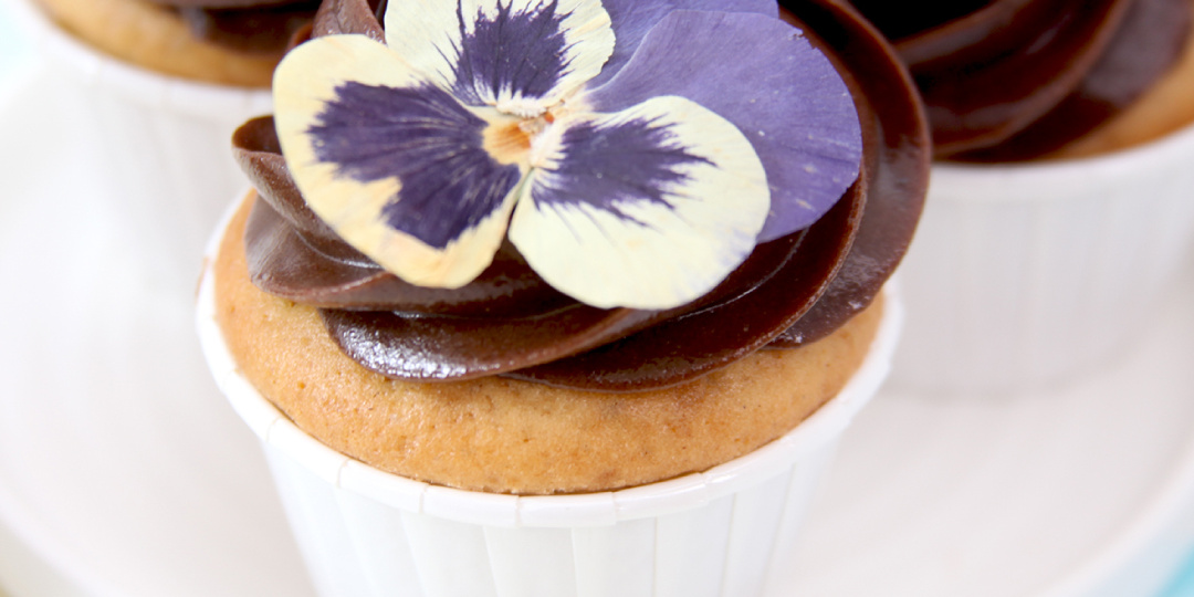 🌸Ванильные капкейки с шоколадным кремом «Весенние»