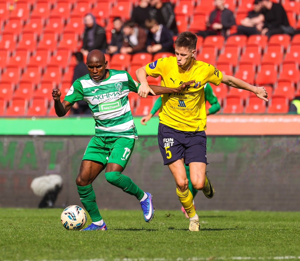 Данила Прохин (№ 5) против Эгаша Касинутры, забившего победный мяч в ворота «Ростова». Фото из архива ФК «Ахмат»
