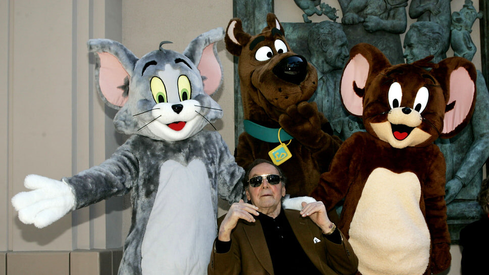 Карьеру в сфере мультипликации Джозеф Барбера начал в 1930 году в Fleischer Studios. Будущий художник получил должность начального уровня — чистильщик целлулоидных листов. Первый самостоятельный проект, заработавший популярность, Барбера выпустил в 1940 году в студии «Метро Голдвин Майер» («MGM»). Им стала короткометражка «Кот получает пинка». Именно этот фильм и положил начало серии «Том и Джерри». В 1957 году вместе с коллегой по MGM Уильямом Ханной художник основал собственную студию. В 1991 году она была продана медиахолдингу Turner Broadcasting, который позднее объединился с Warner Bros. В обновленной компании Бербера проработал до своей смерти в 2006 году.📷Фото: Fred Prouser / Reuters