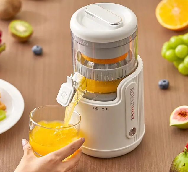 Маленькая электрическая беспроводная портативная соковыжималка для апельсинового сока