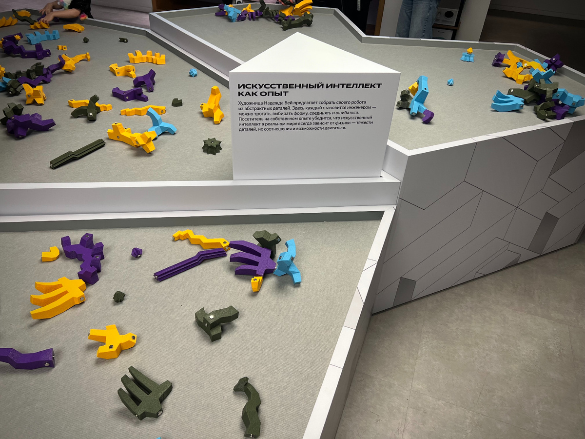 Первая станция, на которой посетителям предлагают собрать робота