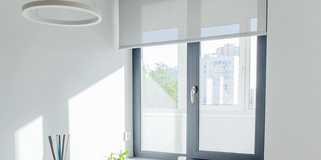 Монохром, дерево и металлик: обзор популярных оттенков ламинации пластиковых окон 2026