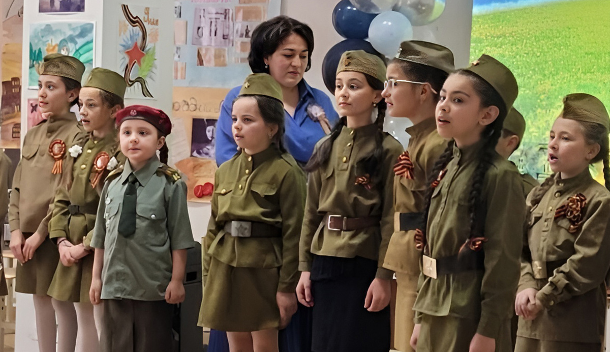 Диана Аджиева с юными артистами на одном из мероприятий